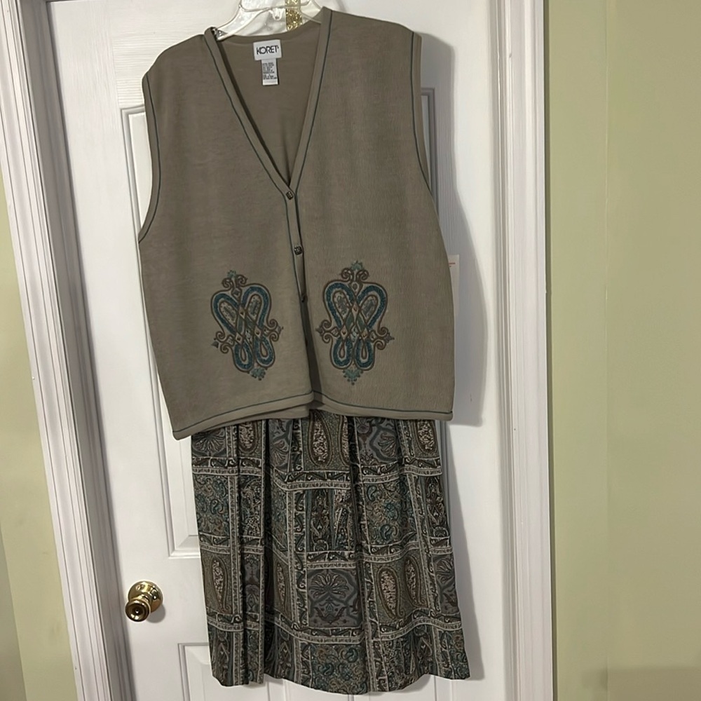 Koret sweater vest and skirt set size L/16. NWT vintage skirt has pockets
